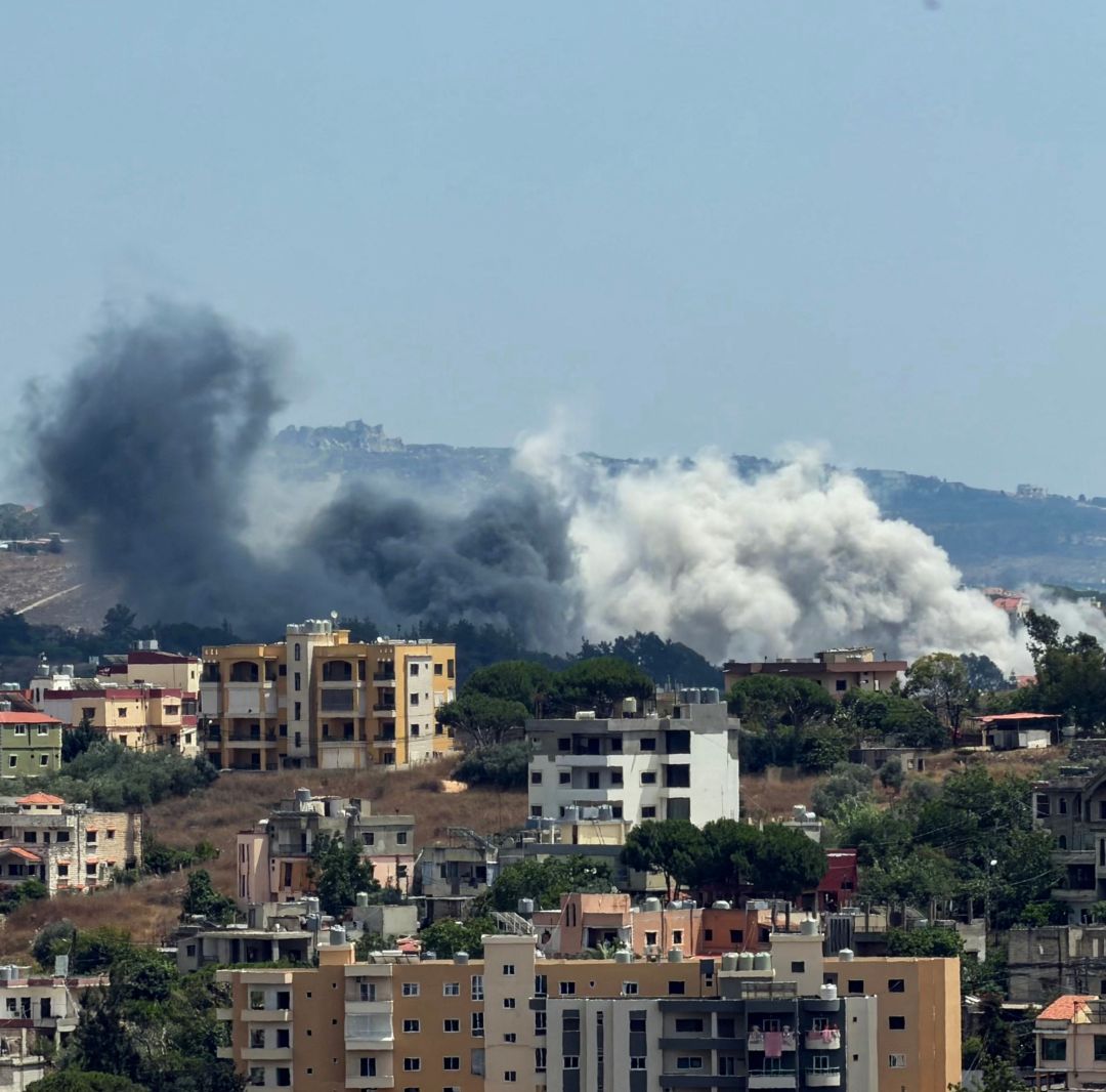 Esta fotografía, tomada desde la ciudad sureña de Nabatieh, muestra el humo que se eleva desde el lugar de un ataque aéreo israelí que tuvo como objetivo la cercana aldea de Nabatieh al-Faouqa el 16 de julio de 2026. Foto: AFP